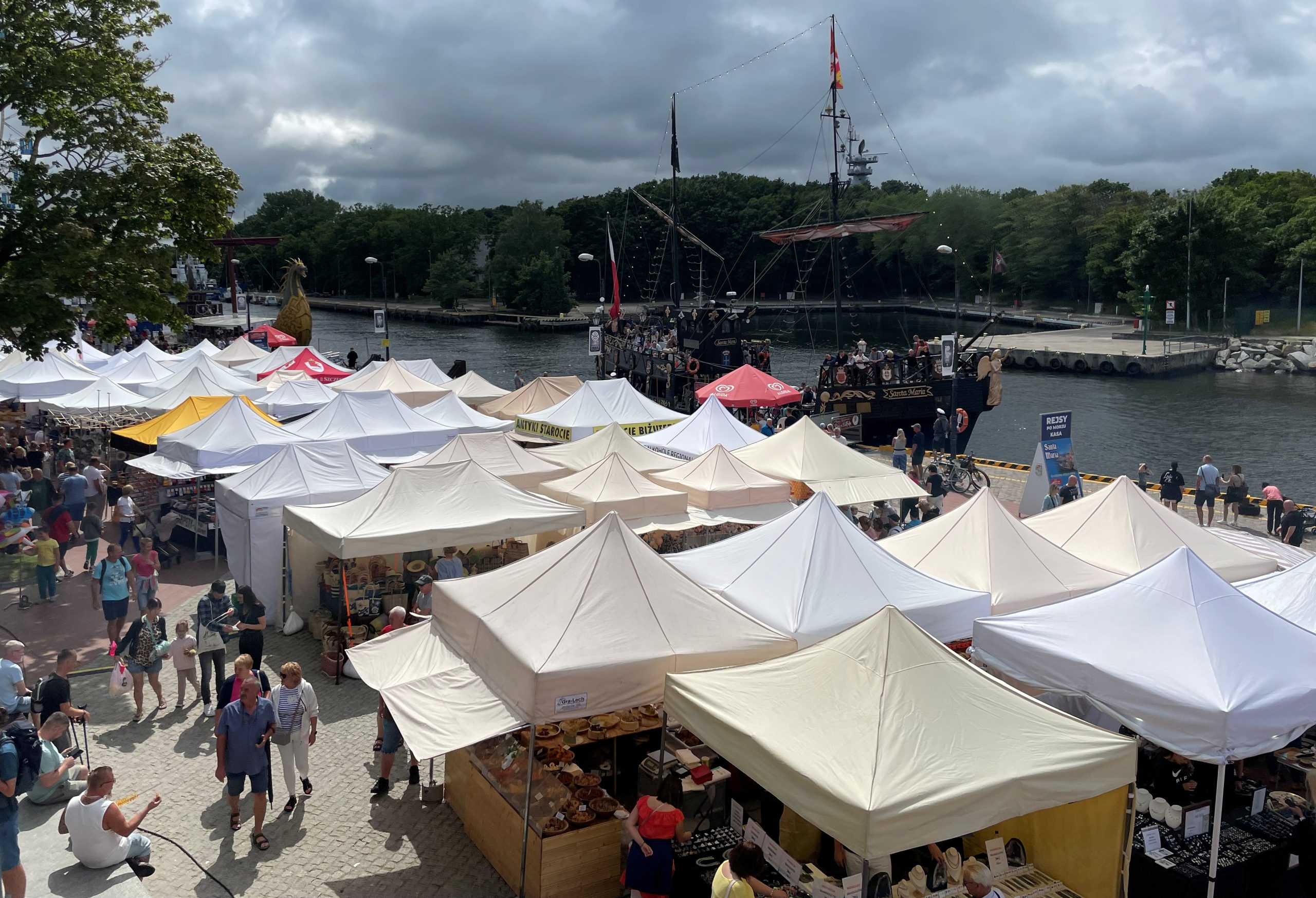 You are currently viewing Port czy bazar? Spacerowy plac przy latarni morskiej zastawiony handlowymi namiotami