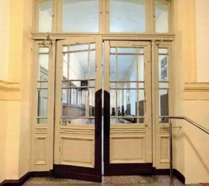 Read more about the article Zabytkowe drzwi zostaną odrestaurowane dzięki dotacji. Szkoła dostała 60 tys. zł