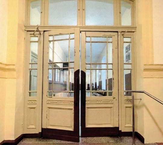 You are currently viewing Zabytkowe drzwi zostaną odrestaurowane dzięki dotacji. Szkoła dostała 60 tys. zł