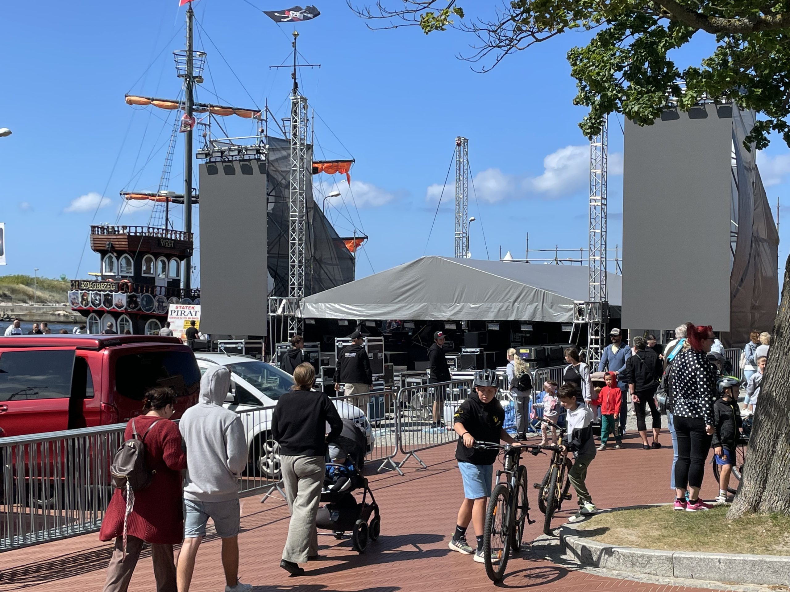 You are currently viewing W porcie pasażerskim trwają przygotowania do dużego festiwalu. Start jutro (ZDJĘCIA, PROGRAM)