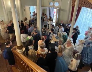 Read more about the article Wystawa „Ludzie o duszach retro” i pokaz mody historycznej w Muzeum Miasta Kołobrzeg