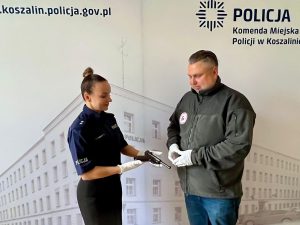 Read more about the article Policjanci z Koszalina przekazali zabytkowy pistolet do muzeum w Kołobrzegu