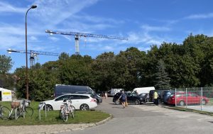 Read more about the article Miasto zainwestuje w odwodnienie parkingu przy targowisku. Na remont nawierzchni jednak jeszcze poczekamy