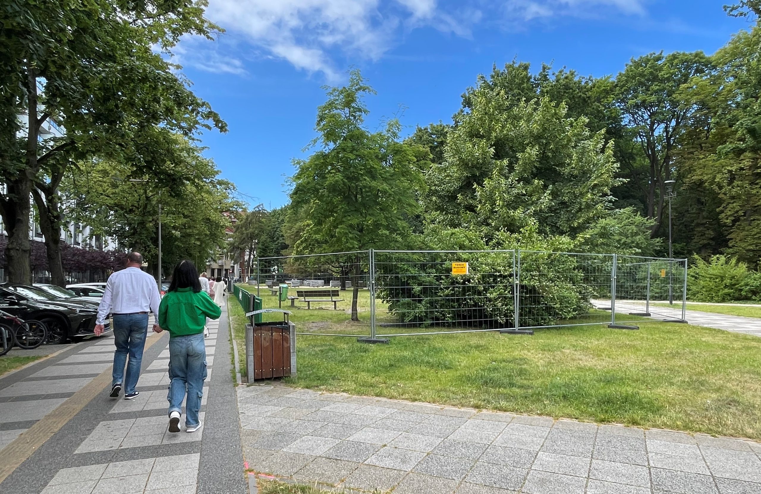 You are currently viewing Działka w dzielnicy uzdrowiskowej Kołobrzegu ogrodzona. Kulminacja robót w sierpniu