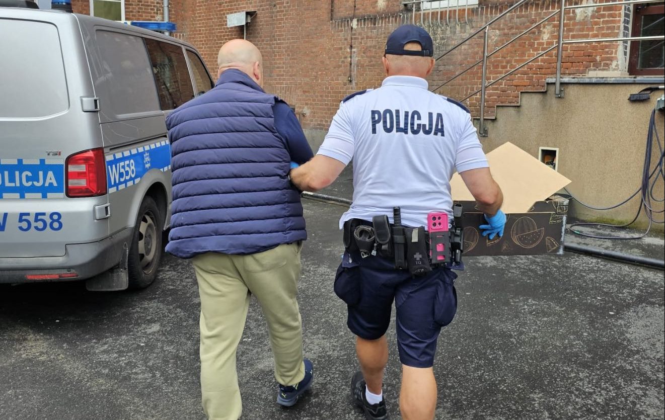You are currently viewing Hazard na deptaku w Kołobrzegu – policja zatrzymała oszusta z gotówką