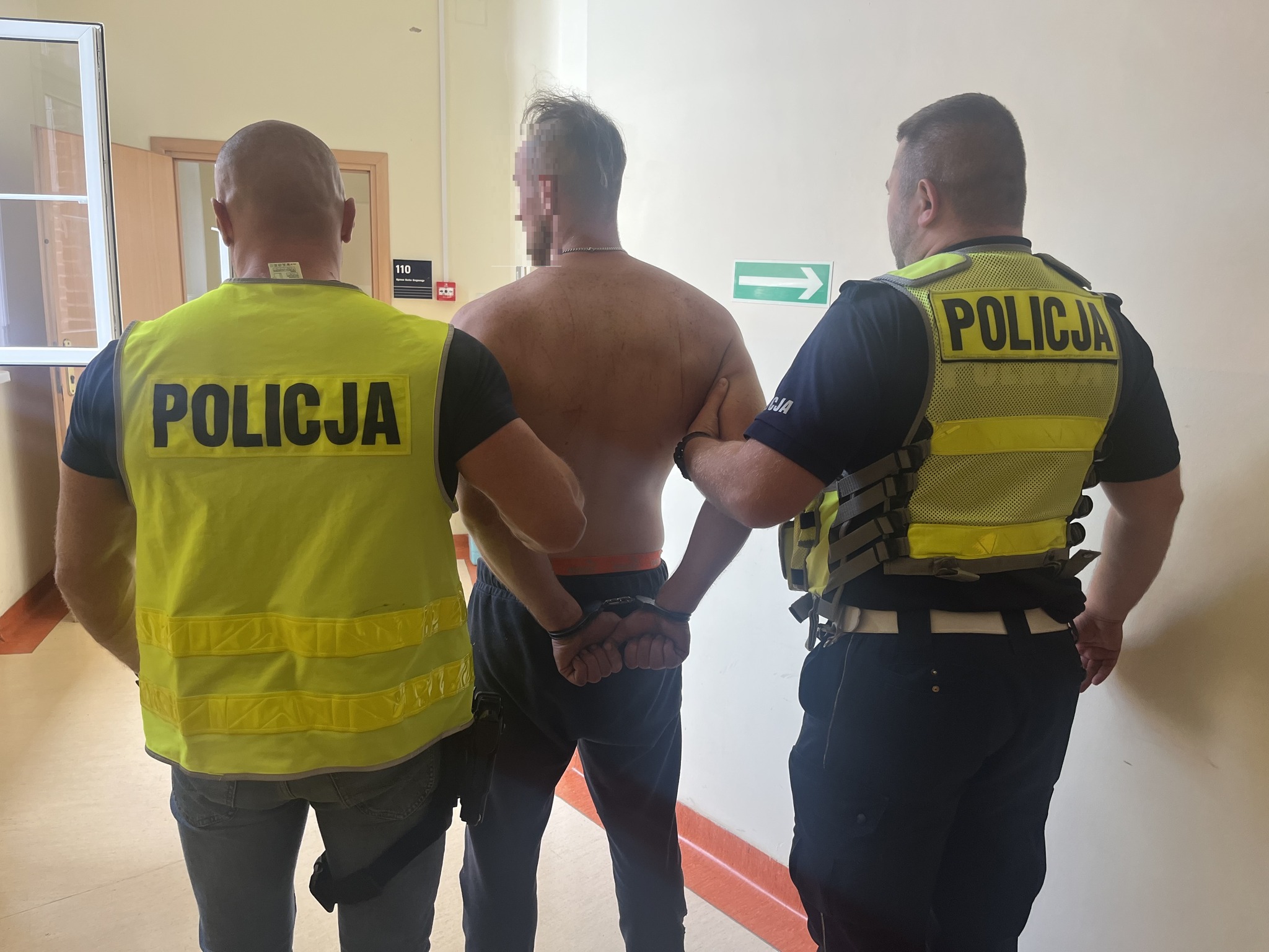 You are currently viewing Uciekał przed policją – zatrzymany po obławie w lesie