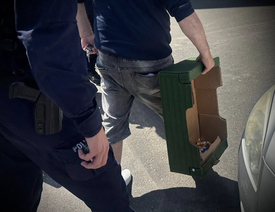 You are currently viewing Policja zatrzymała oszusta od gry „w trzy kubki”. W tym tygodniu to jego drugie zatrzymanie