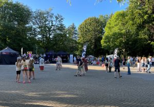 Read more about the article 26 sierpnia, kołobrzeska potańcówka na Skwerze Pionierów