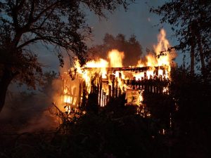 Read more about the article Pożar na zamieszkałej posesji. Ogień był widoczny z daleka