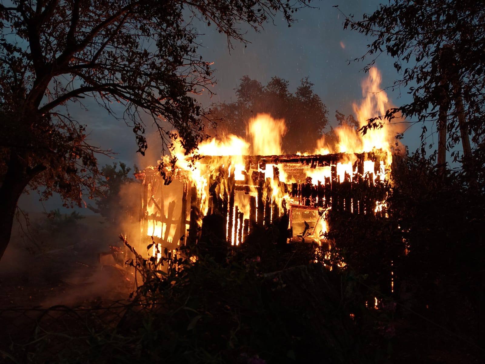 You are currently viewing Pożar na zamieszkałej posesji. Ogień był widoczny z daleka