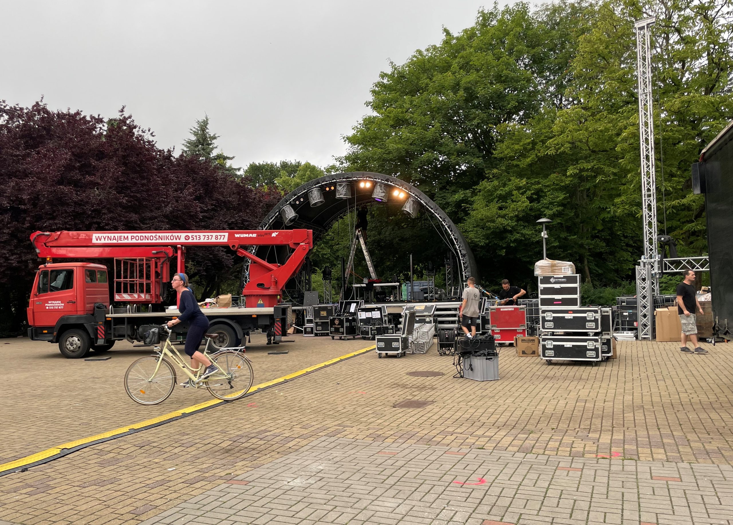 You are currently viewing Na Skwerze Pionierów stawiana jest scena plenerowa