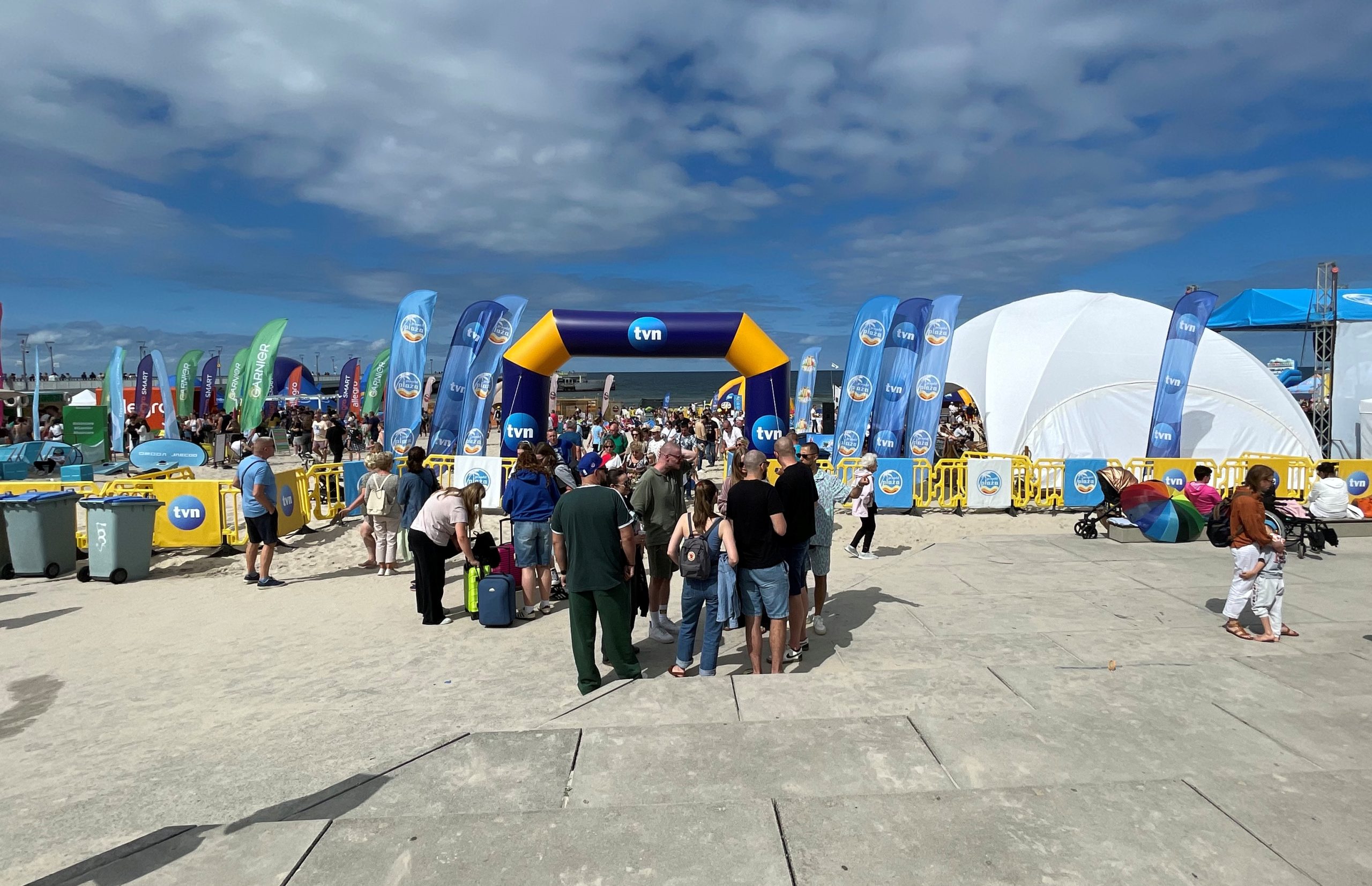 You are currently viewing Słoneczna sobota z Projektem Plaża. Jutro ostatni dzień w miasteczku TVN na plaży Centralnej