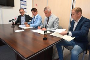 Read more about the article Podpisano umowę na budowę drogi pieszo-rowerowej wzdłuż Mazowieckiej