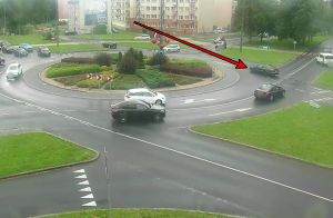 Read more about the article Niebezpieczne zachowanie na rondzie. Wszystko nagrała kamera monitoringu