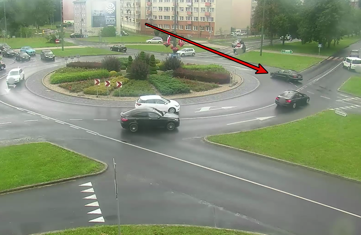 You are currently viewing Niebezpieczne zachowanie na rondzie. Wszystko nagrała kamera monitoringu