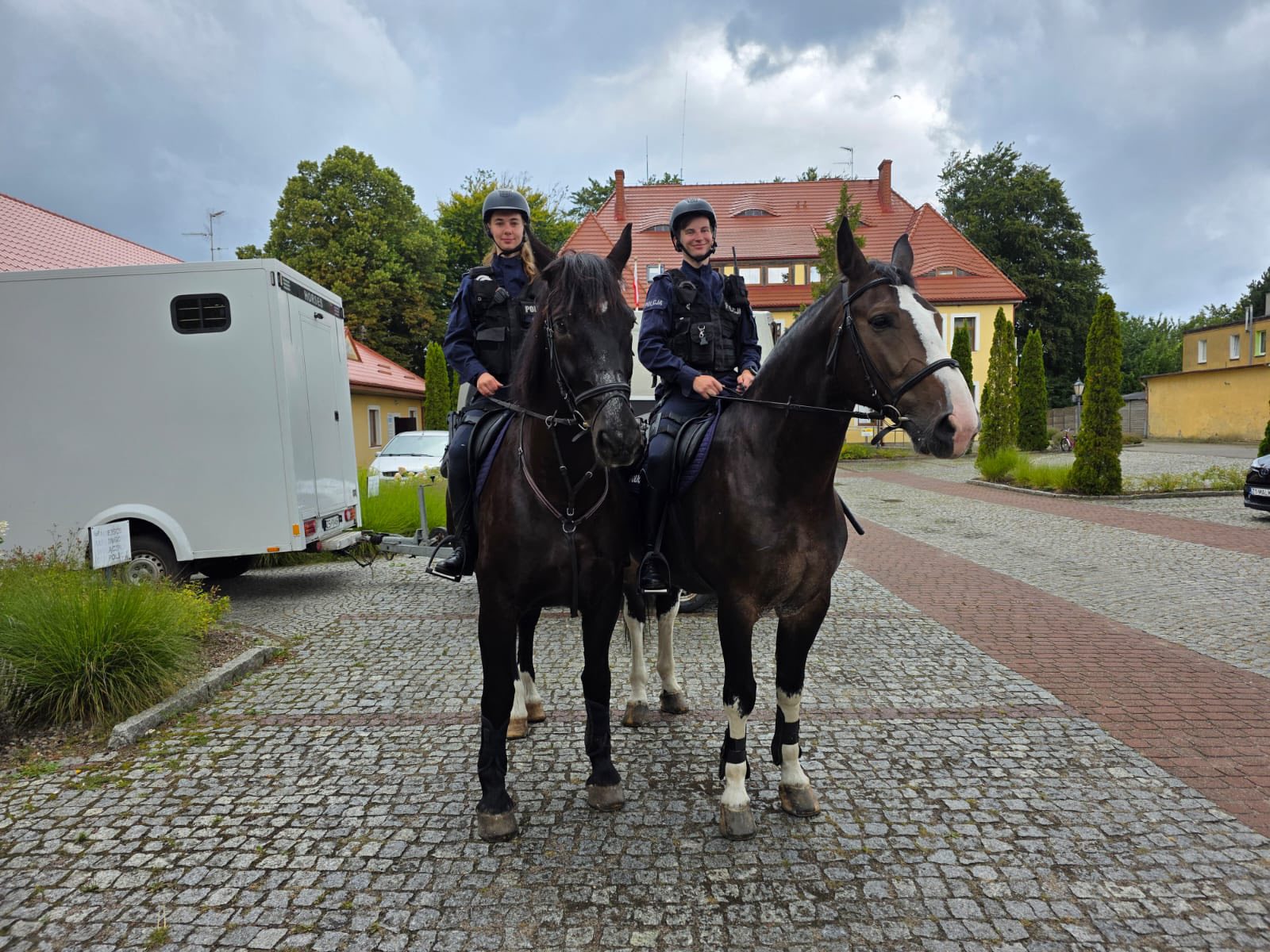 You are currently viewing Policyjny patrol konny na terenie powiatu kołobrzeskiego