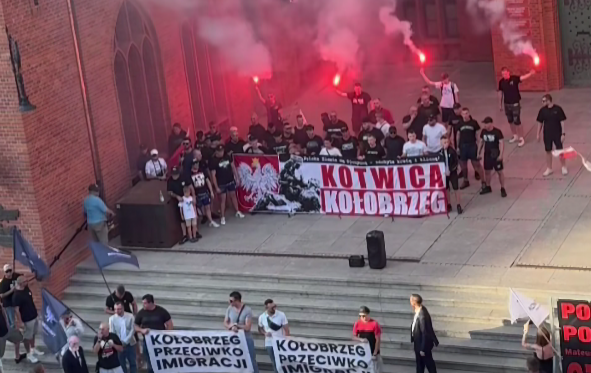 You are currently viewing Wracamy do marszu antyimigracyjnego. Wiemy już, ile osób i za co została ukarana
