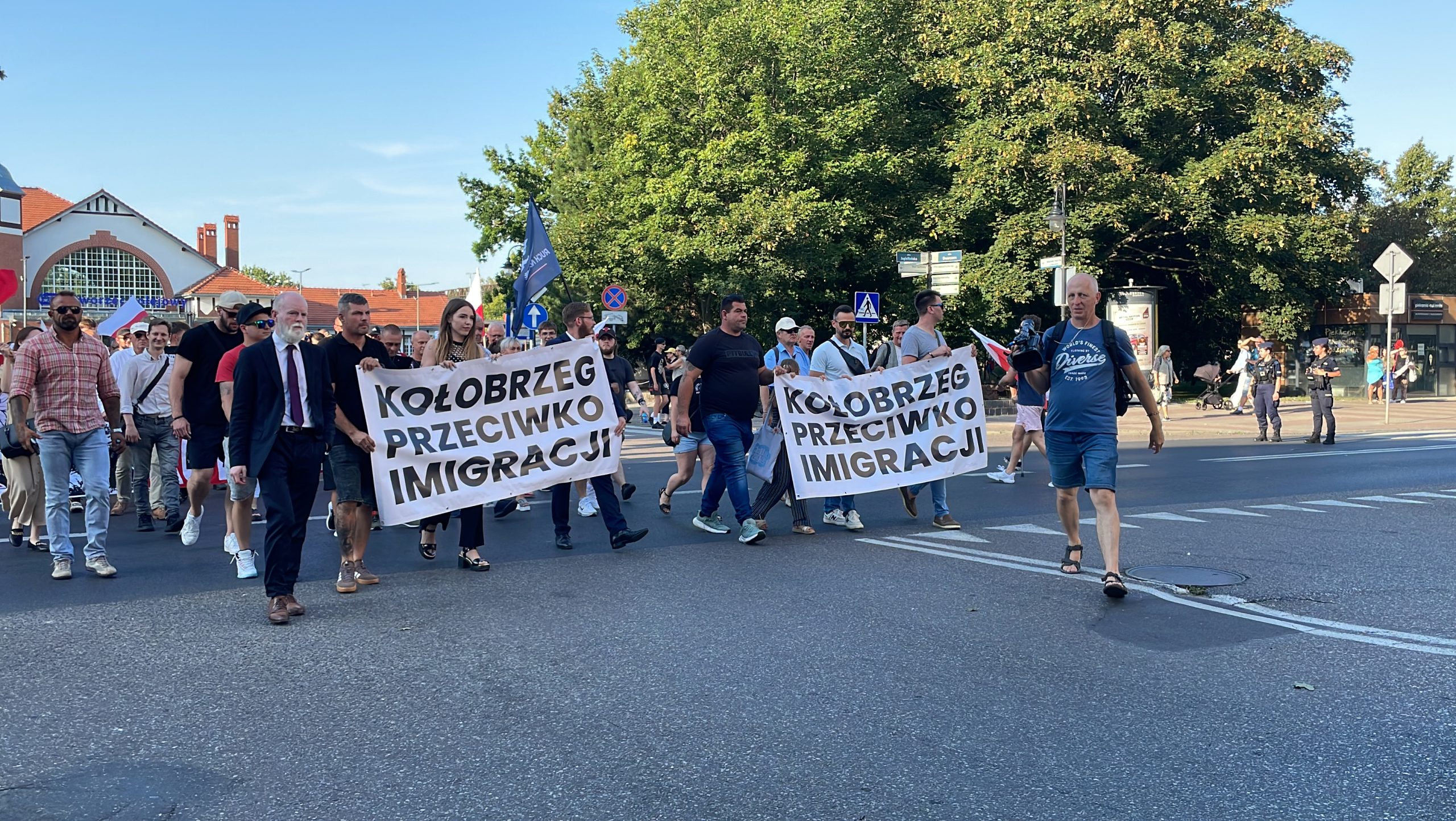 You are currently viewing Ponad 200 osób na marszu antyimigracyjnym w Kołobrzegu (ZDJĘCIA, WIDEO)