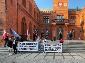 Read more about the article Mandaty i wnioski do sądu po marszu antyimigracyjnym w Kołobrzegu. Sprawą zainteresował się europoseł i minister