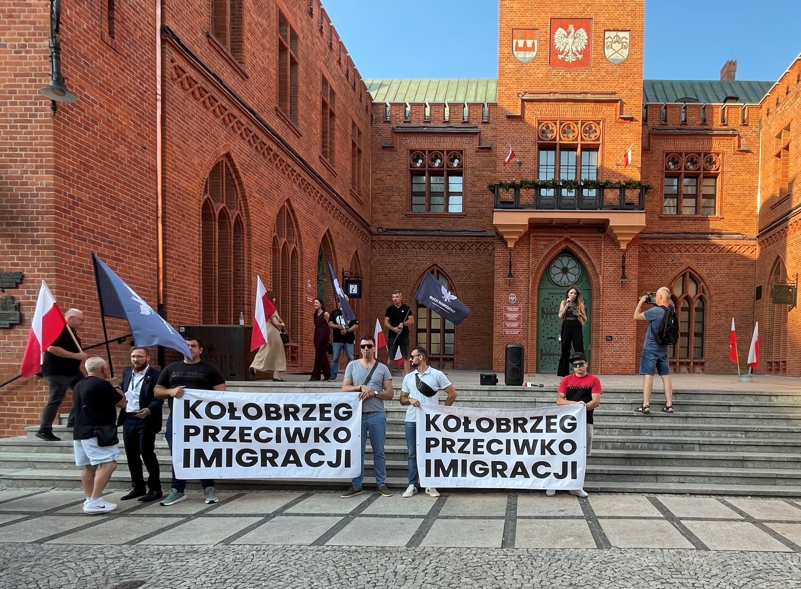 You are currently viewing Mandaty i wnioski do sądu po marszu antyimigracyjnym w Kołobrzegu. Sprawą zainteresował się europoseł i minister