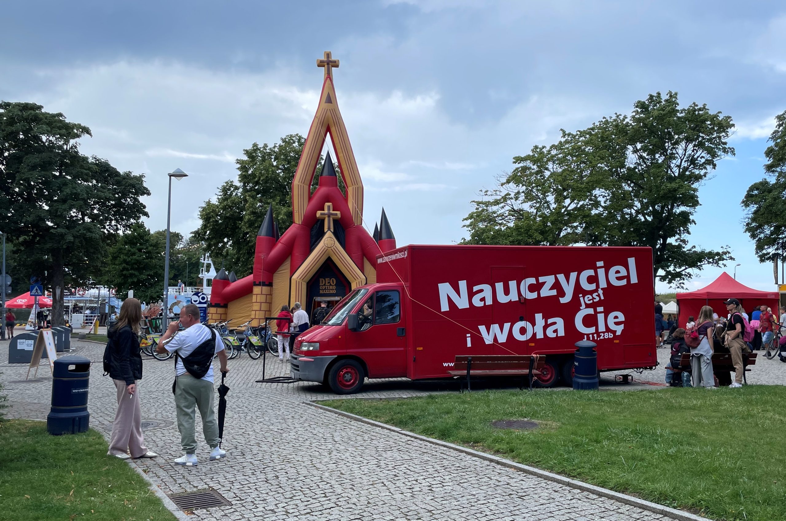 You are currently viewing Słowo boże, mobilny konfesjonał i kościół na kółkach pod latarnią morską w Kołobrzegu (AUDIO)