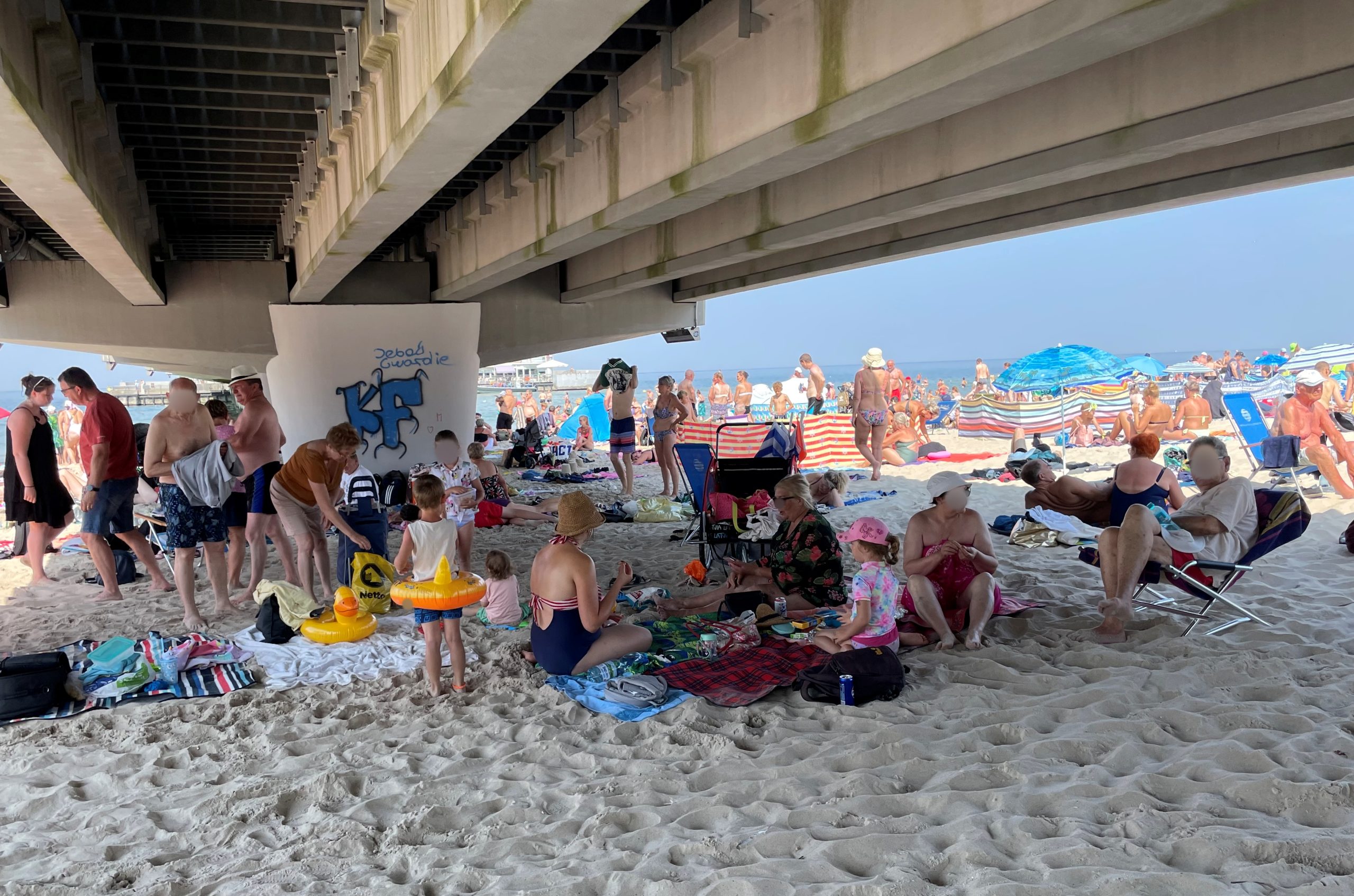 You are currently viewing Upalny piątek w Kołobrzegu. Część plażowiczów szukała cienia i chłodu… pod molo