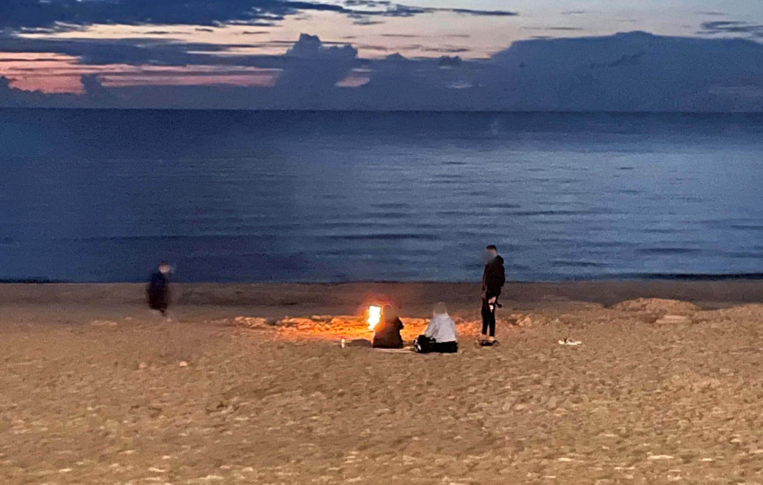 You are currently viewing Spontaniczna impreza przy ognisku na plaży? Kiedy można rozpalać ogień nad morzem, by uniknąć mandatu?