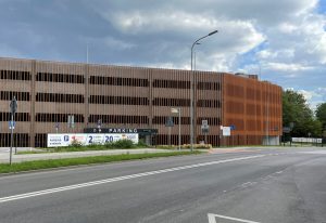 Read more about the article Miasto wprowadza abonament na parkowanie w parkingu przy Kamiennej. Za ile i dla kogo?