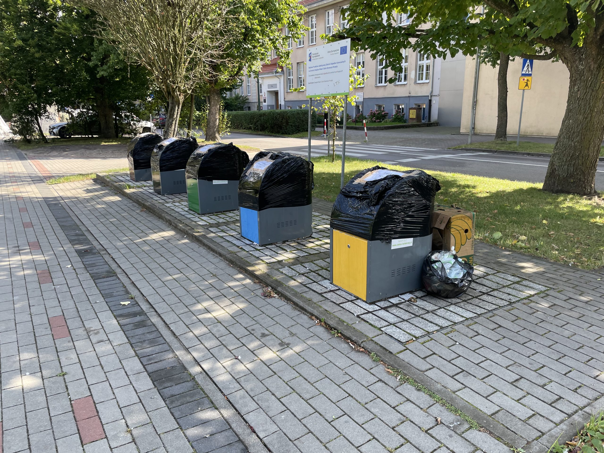 You are currently viewing Podziemne pojemniki przy Skwerze Pionierów nieczynne. Powodem rozszczelnienie