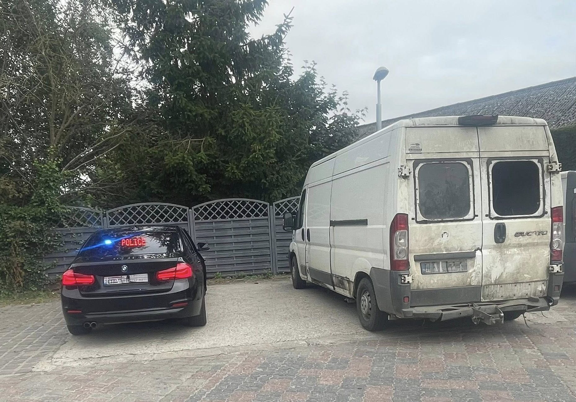 You are currently viewing Nieodpowiedzialny kierowca – za szybko i bez uprawnień autem w złym stanie technicznym