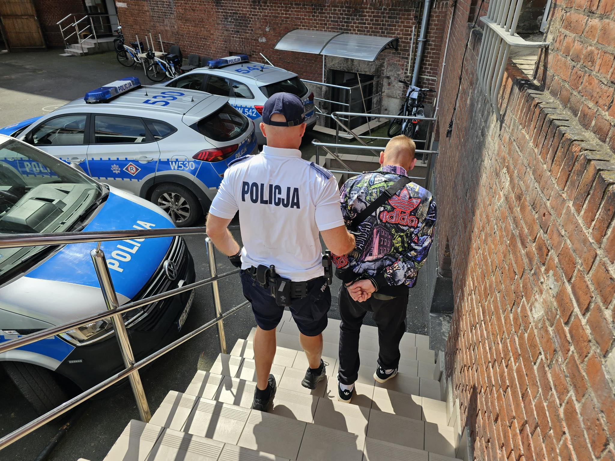 You are currently viewing Policjanci z patrolu rowerowego zatrzymali poszukiwanego mężczyznę