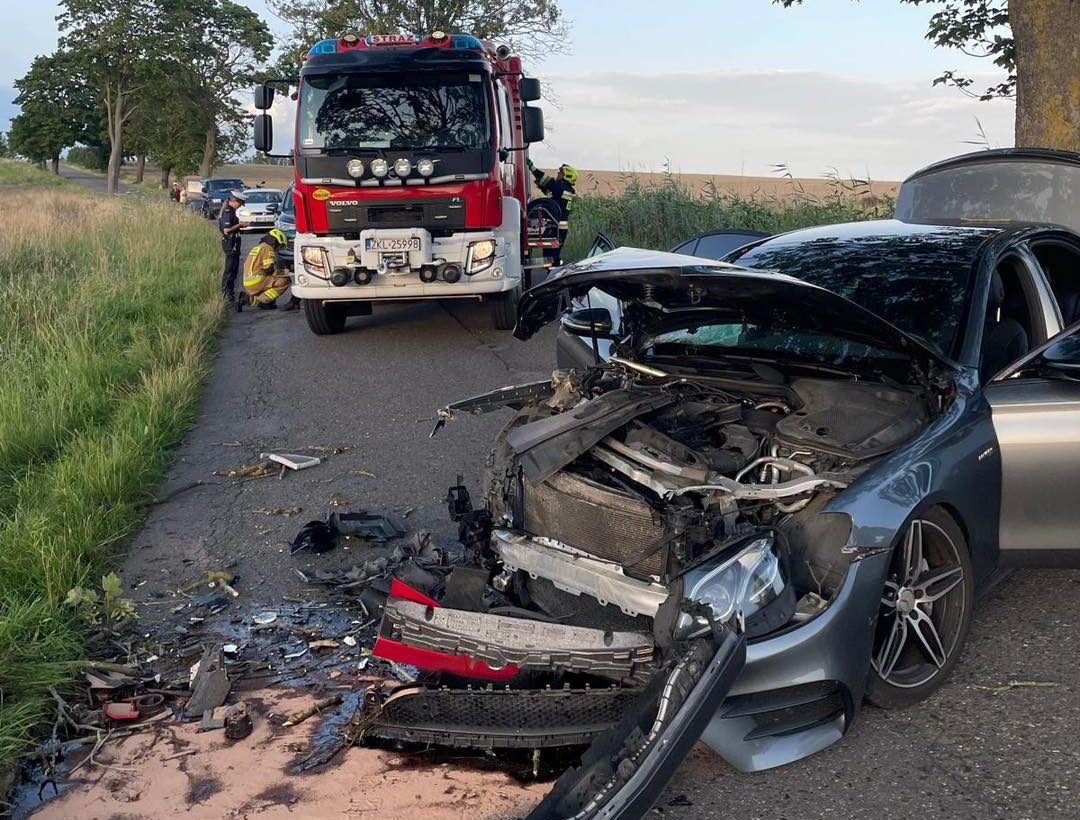 You are currently viewing Samochód uderzył w drzewo. Kierowca wyszedł z tego bez szwanku