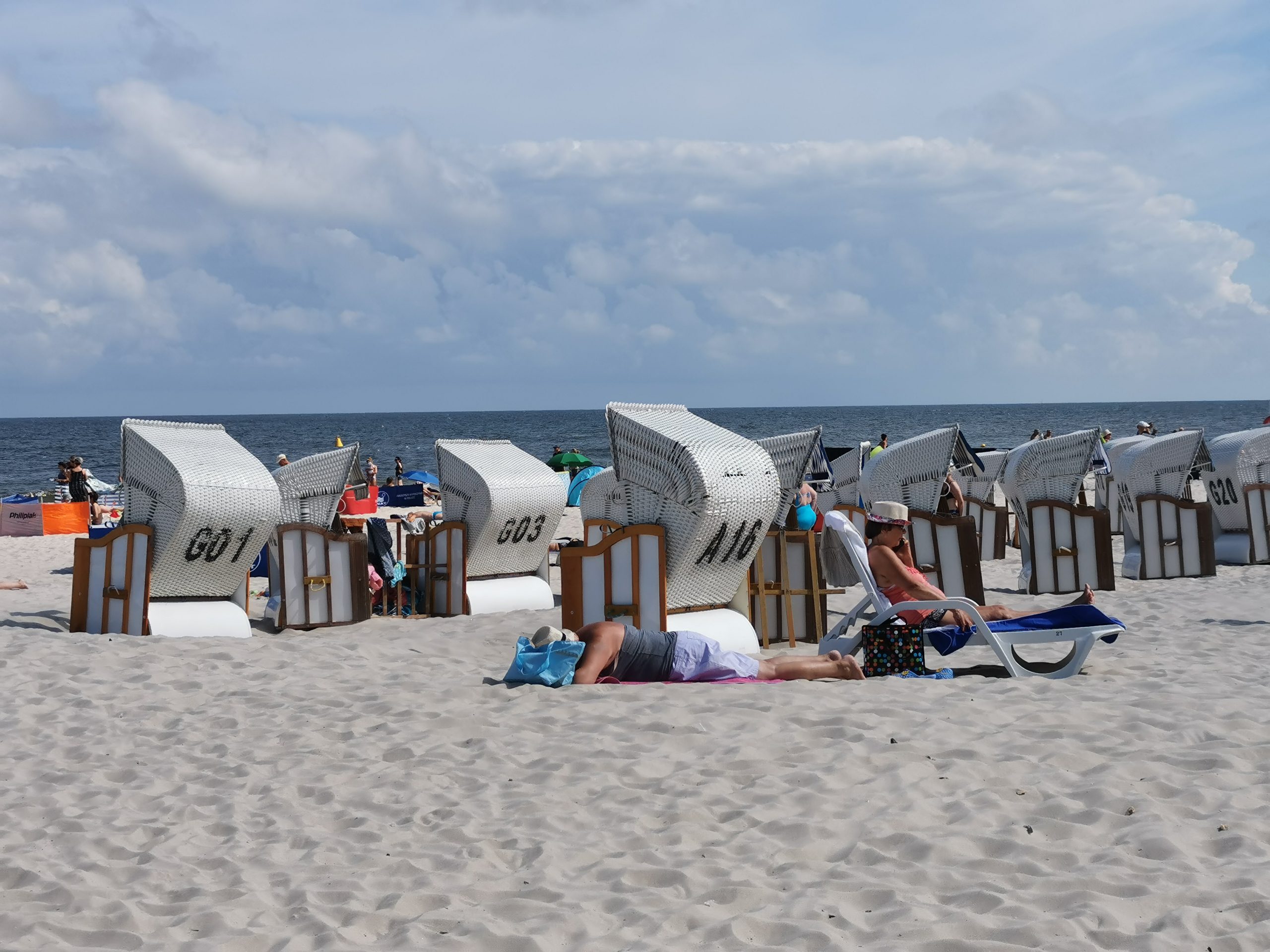 kosz plażowy na plaży w Kołobrzegu