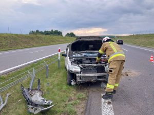Read more about the article Auto z przyczepką uderzyło w bariery energochłonne