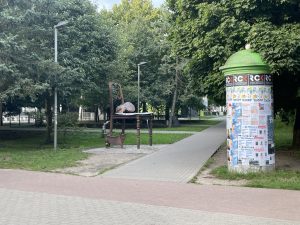 Read more about the article W krzakach zamiast w toalecie. Uczęszczane latem miejsce bez publicznego szaletu