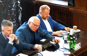 Read more about the article Radny Plewko przeprasza, a radny Barwinek liczy na nowe otwarcie