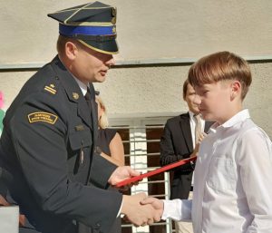 Read more about the article 11-latek zapobiegł tragedii. Wczoraj otrzymał od strażaków „Iuvenis Forti”