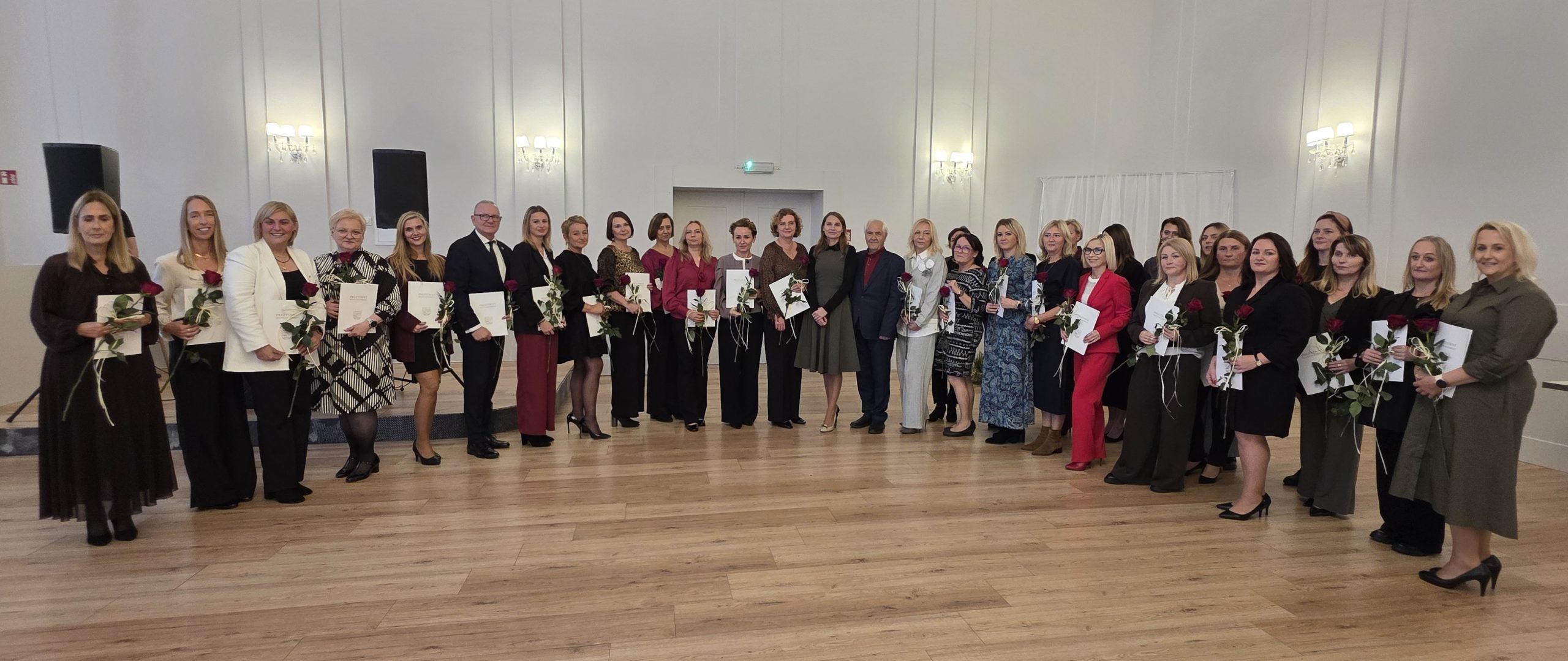 You are currently viewing Nagrody prezydent Kołobrzegu z okazji Dnia Edukacji Narodowej