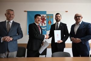 Read more about the article Starosta podpisał umowę na dofinansowanie remontu drogi w powiecie kołobrzeskim