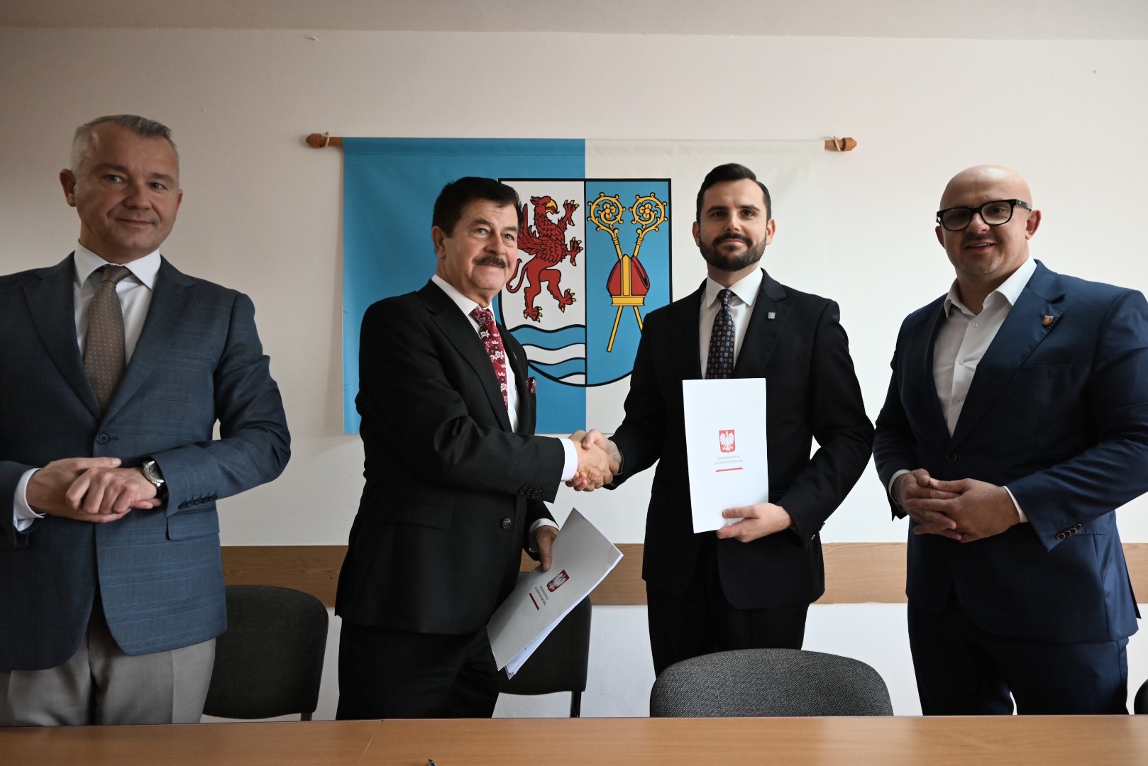 You are currently viewing Starosta podpisał umowę na dofinansowanie remontu drogi w powiecie kołobrzeskim
