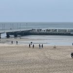 plaża morze woda i molo spacerowe w Kołobrzegu