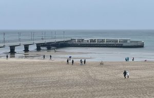 Read more about the article Bałtyk cofnął się odsłaniając miejsca zwykle zakryte wodą (WIDEO)