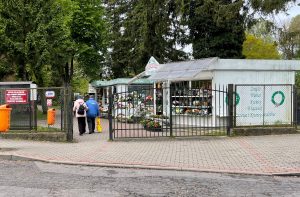 Read more about the article Pieniądze znalezione na cmentarzu. Spakowane były w zwykłą reklamówkę