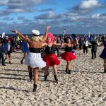 Morsy na plaży w Kołobrzegu rozpoczynają sezon na lodowate kąpiele