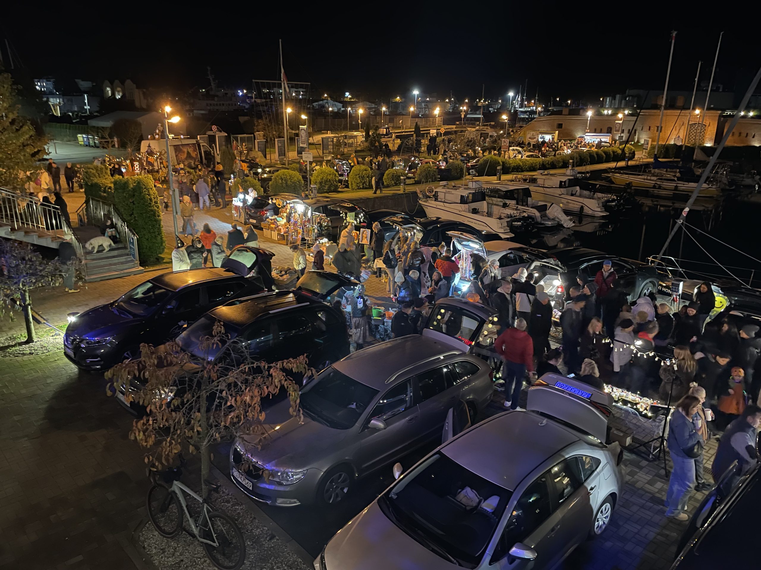 You are currently viewing Tłumy podczas Night Market w kołobrzeskim porcie jachtowym (WIDEO)