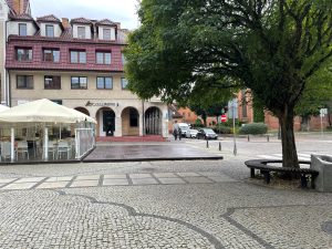 Read more about the article Pierwsze ogródki gastronomiczne znikają z placu Ratuszowego