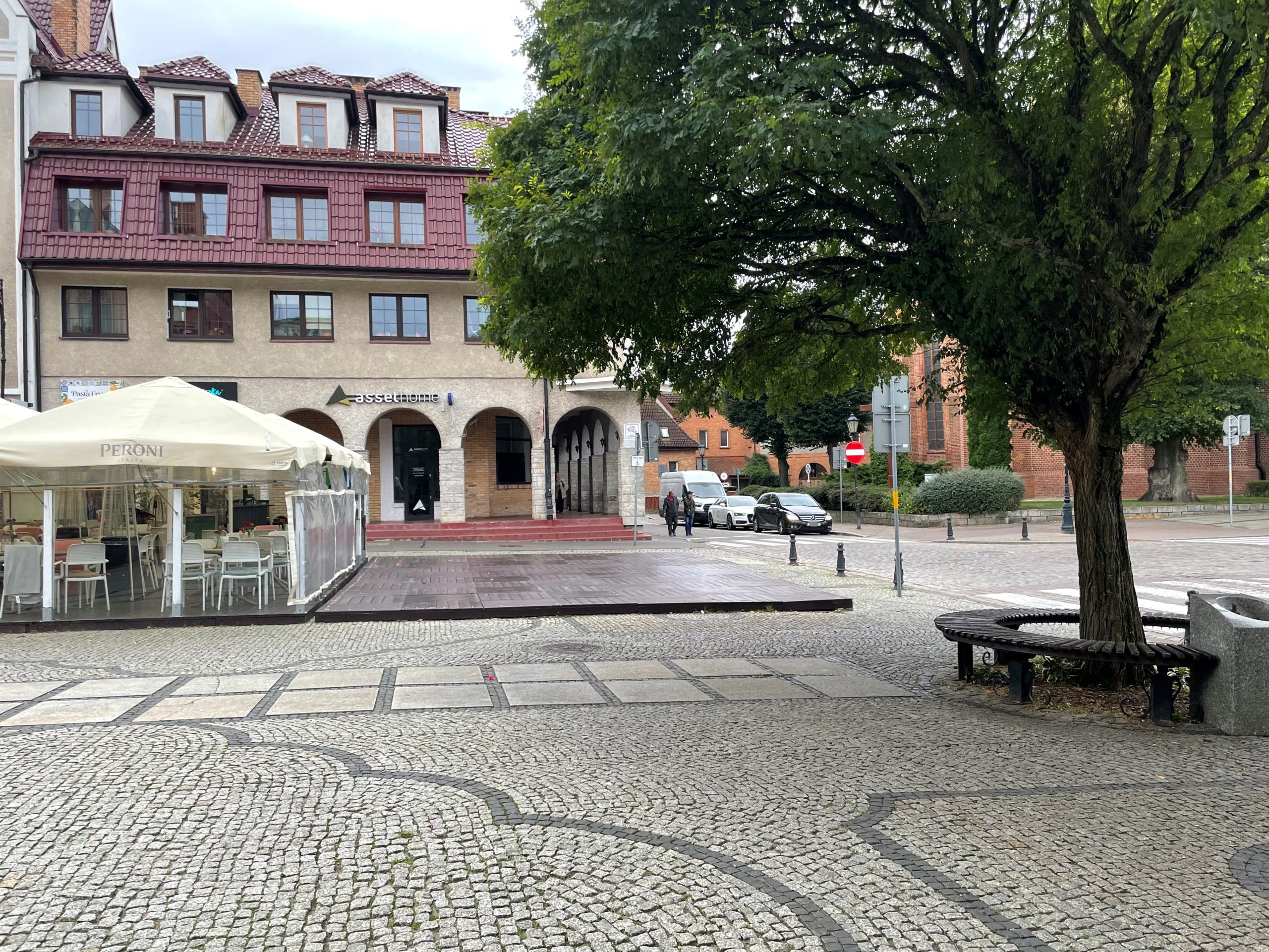 You are currently viewing Pierwsze ogródki gastronomiczne znikają z placu Ratuszowego