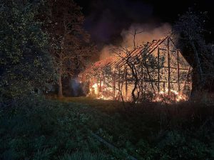 Read more about the article Duży pożar w powiecie kołobrzeskim. Ogień strawił wszystko