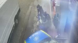 Read more about the article 18-latek na crossie uszkodził radiowóz