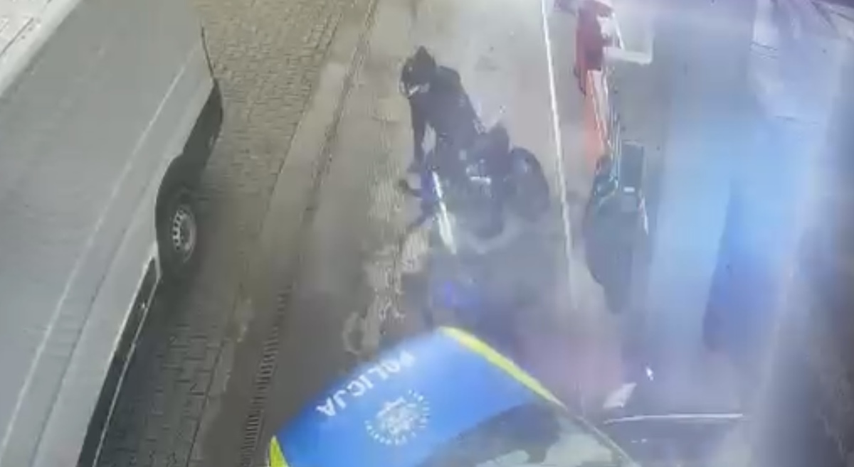 You are currently viewing 18-latek na crossie uszkodził radiowóz